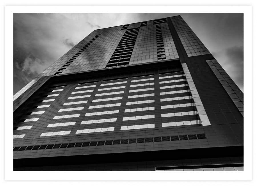 Black&White modernes Hochhaus Poster Querformat mit Passepartout