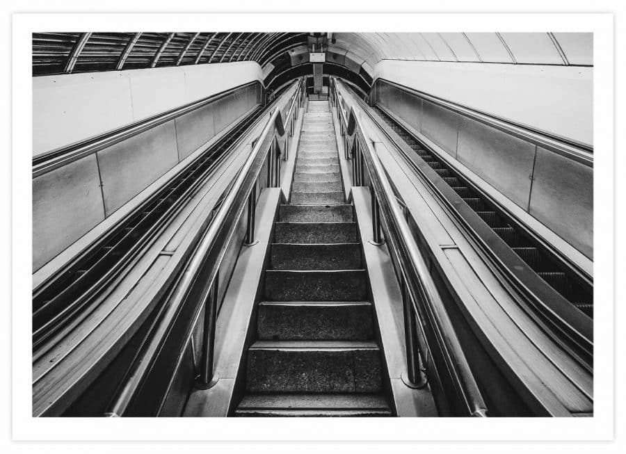 Black&White U-Bahn Treppe Poster Querformat mit Passepartout