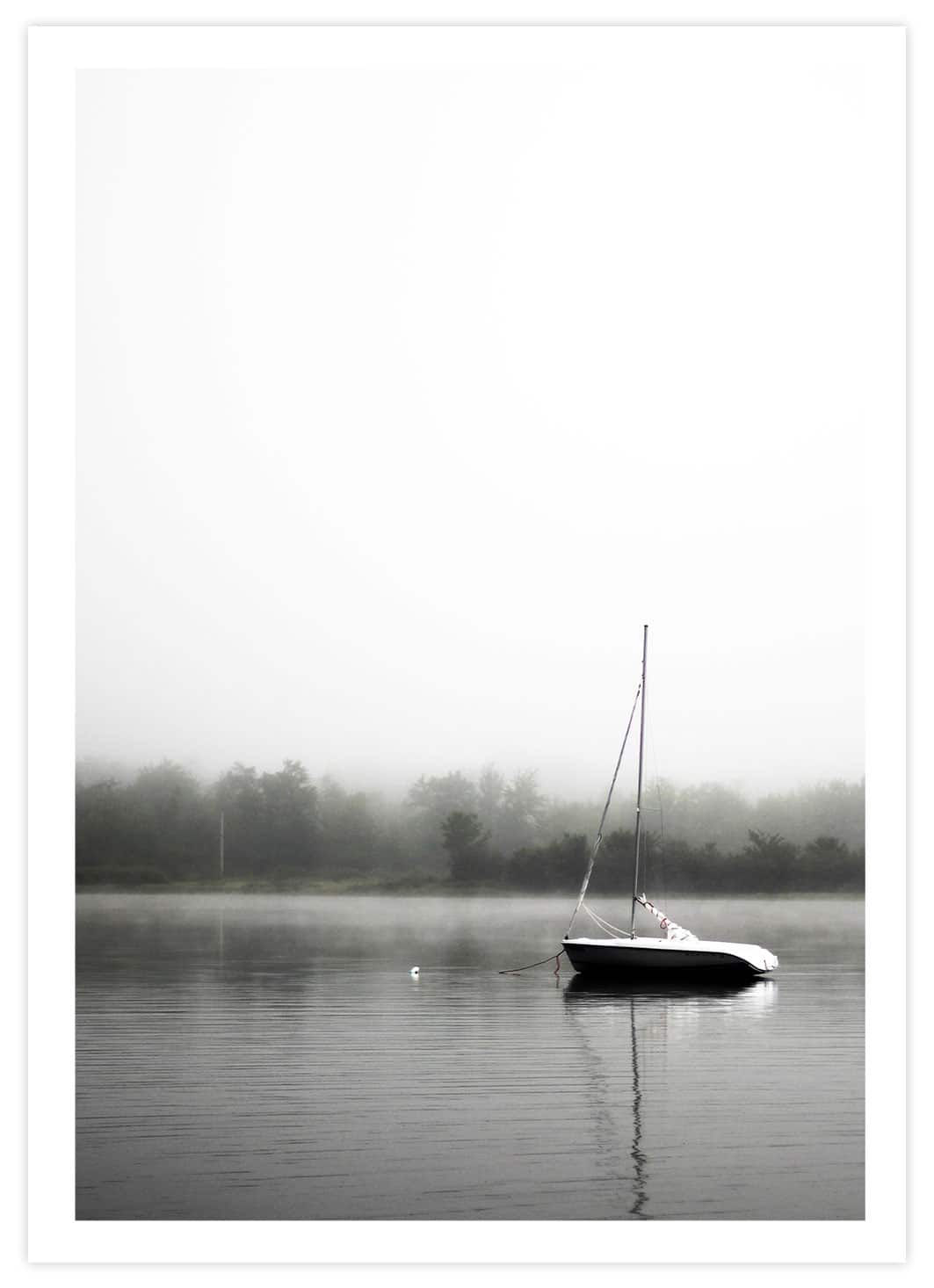 Boot im See vor einem Wald Poster mit Passepartout
