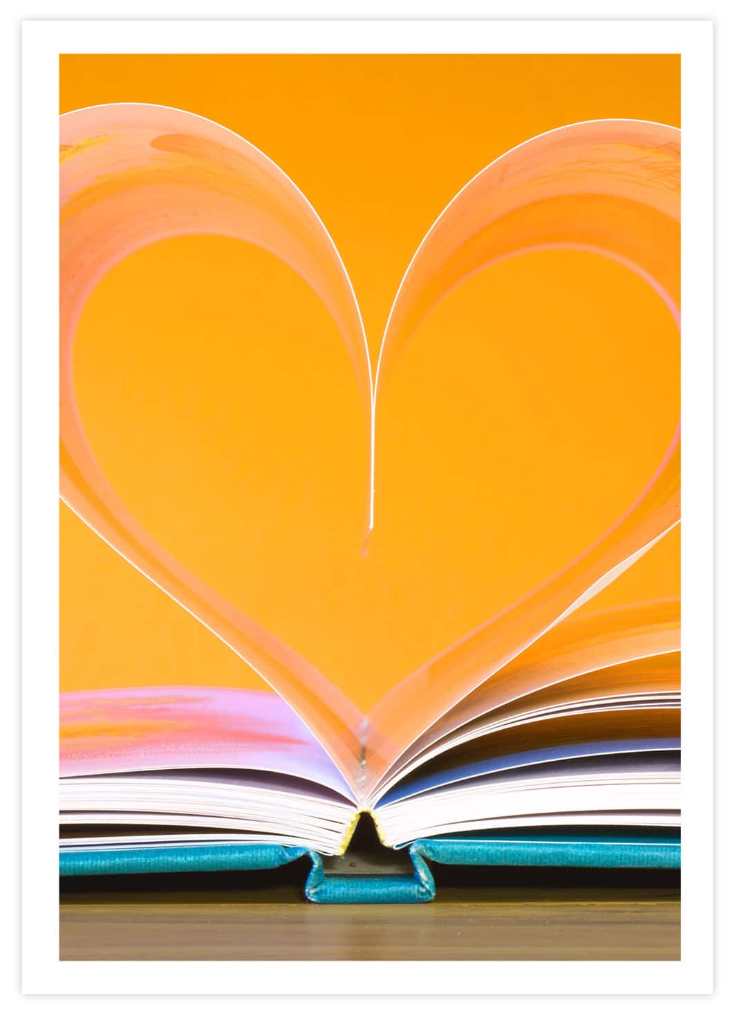 Bücherherz mit orangenem Hintergrund Poster mit Passepartout