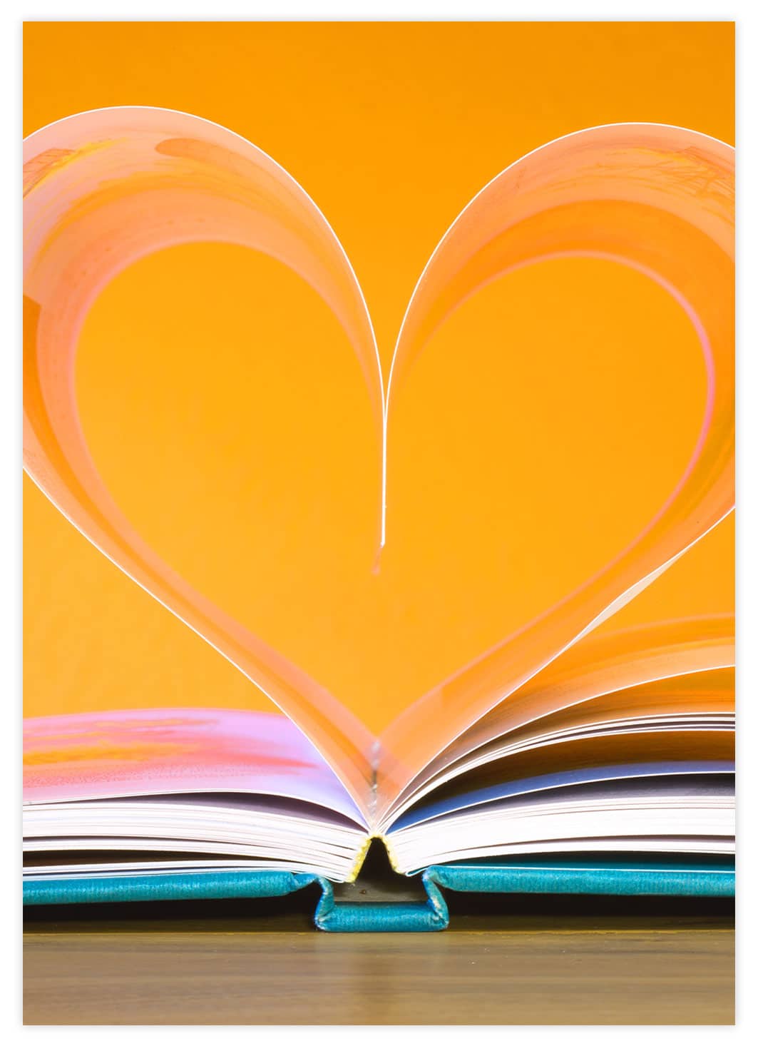 Bücherherz mit orangenem Hintergrund Poster