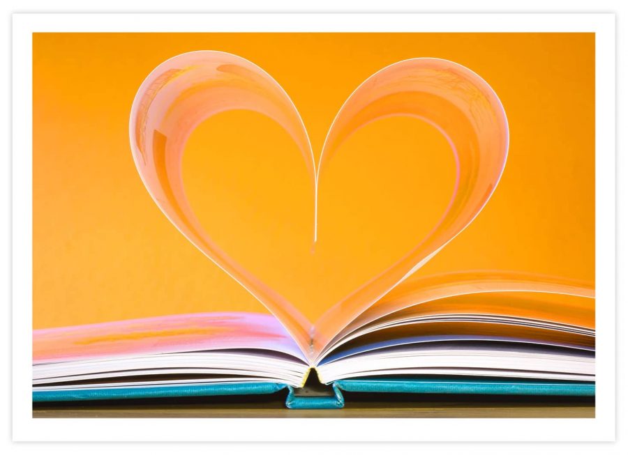 Bücherherz mit orangenem Hintergrund Poster Querformat mit Passepartout