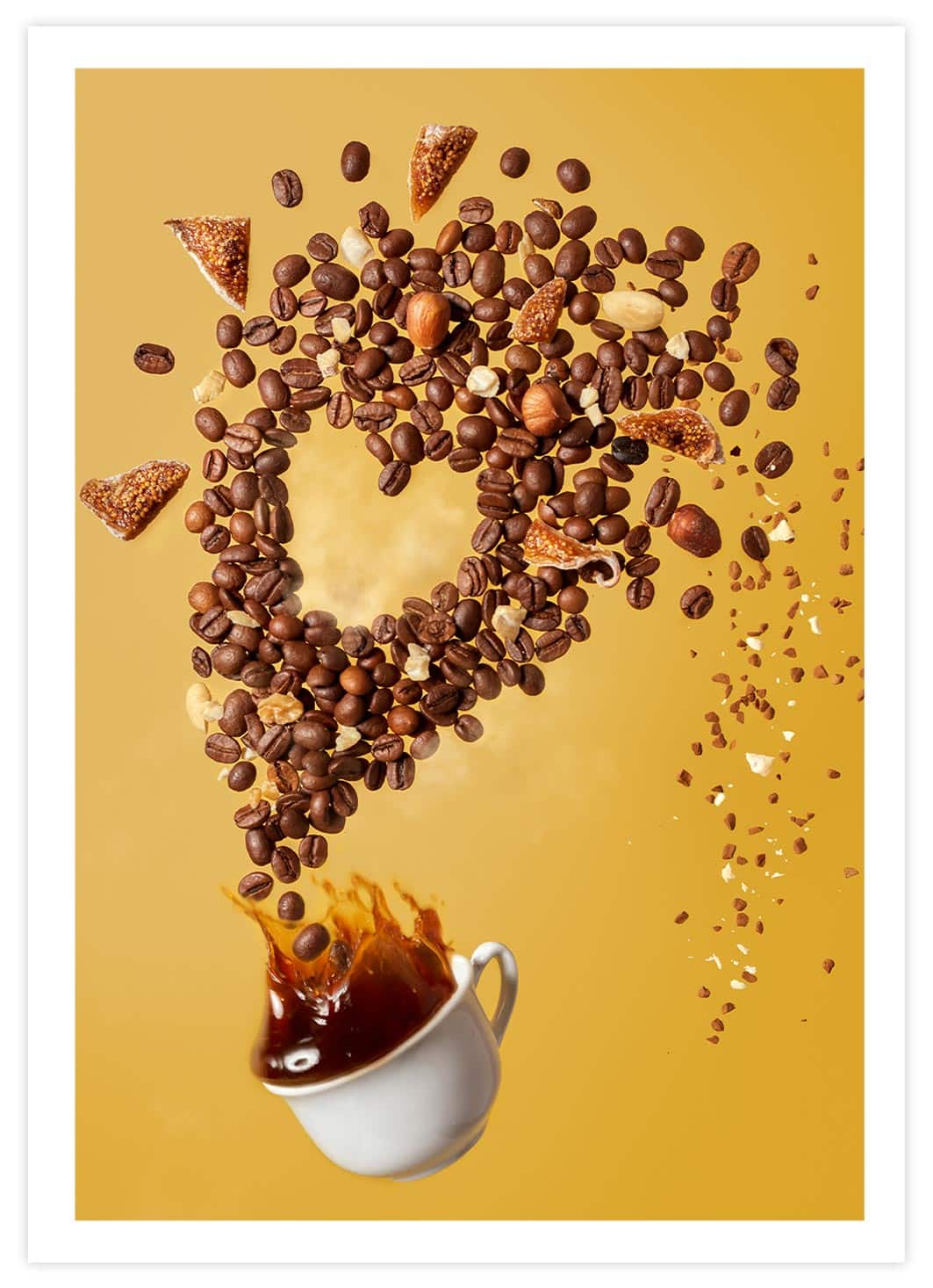 Fliegende Kaffeebohnen in Tasse Poster mit Passepartout