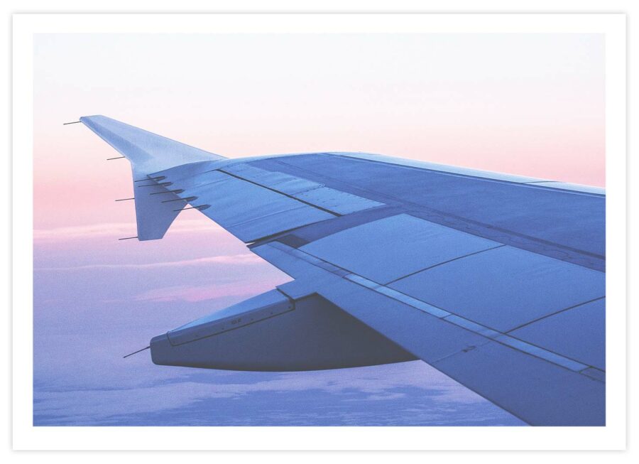 Fliegendes Flugzeug Poster Querformat mit Passepartout