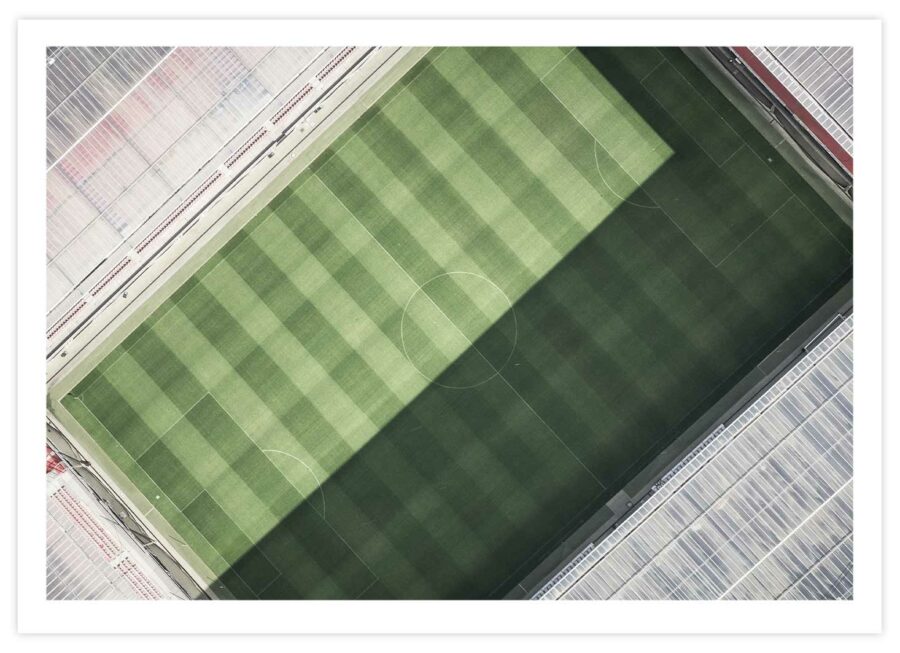 Luftaufnahme vom Fußballplatz Poster Querformat mit Passepartout