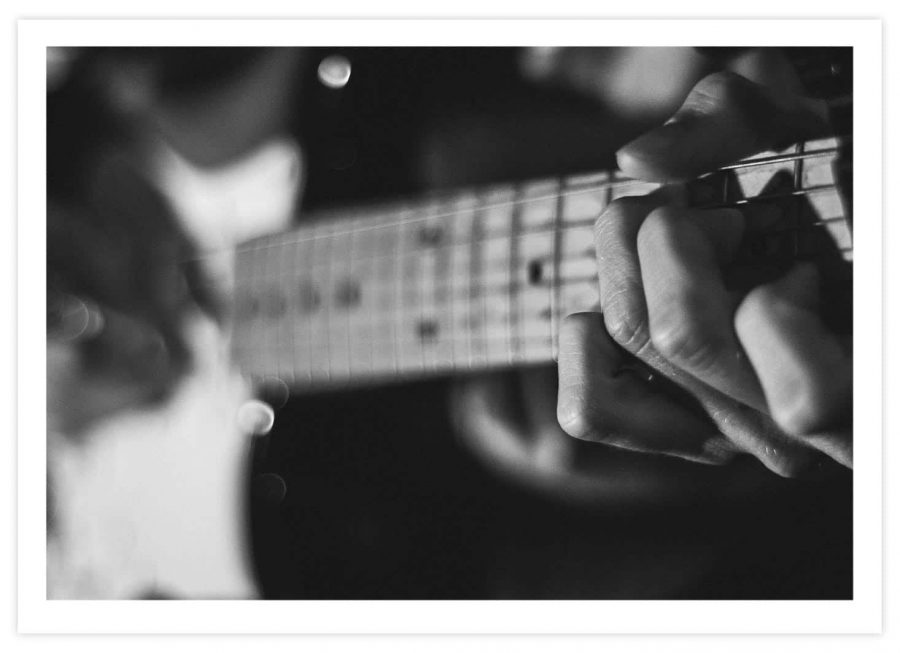 Hand die Gitarre spielt Poster Querformat mit Passepartout
