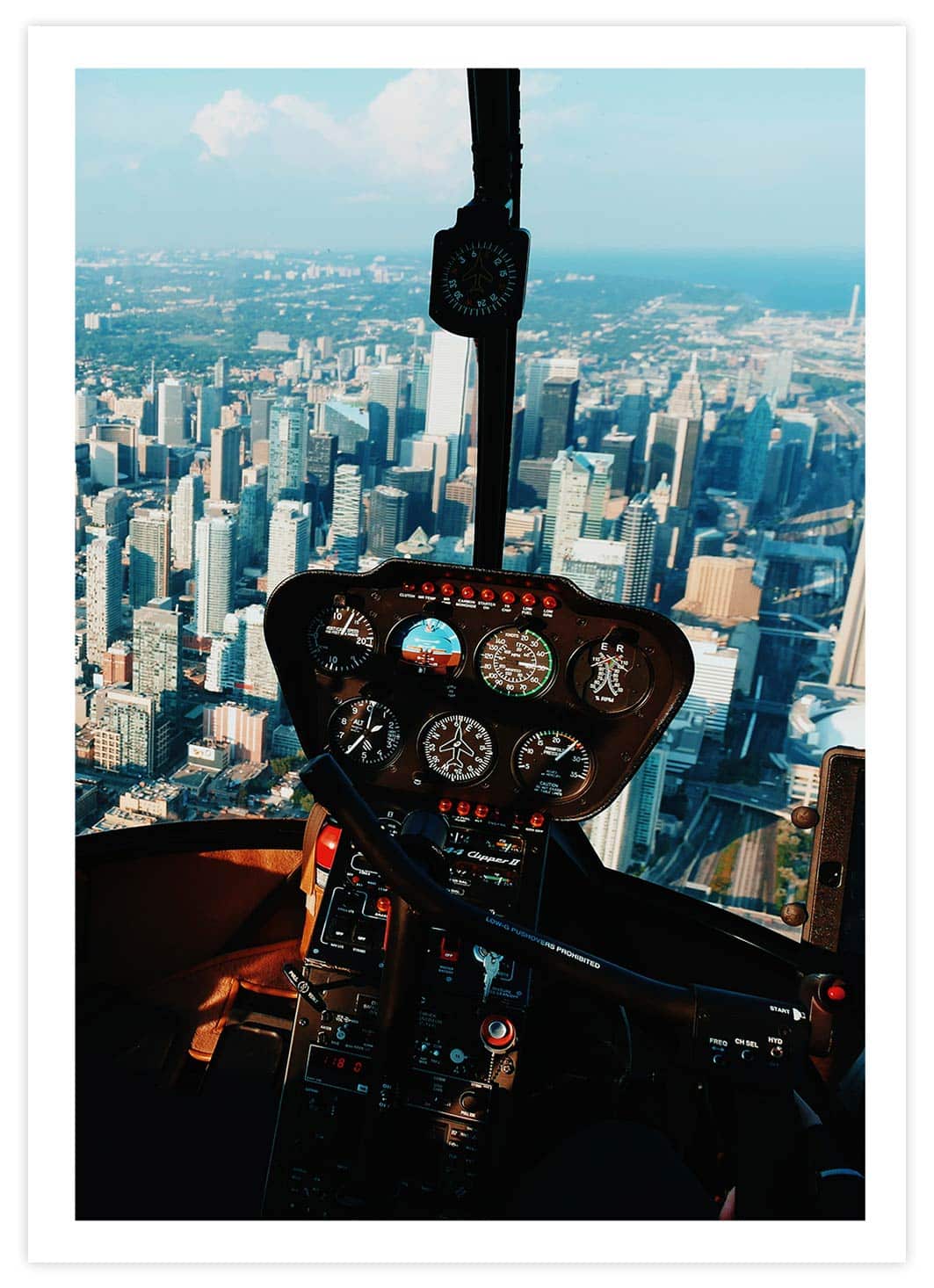 Helikopter mit Blick auf die Skyline Poster mit Passepartout