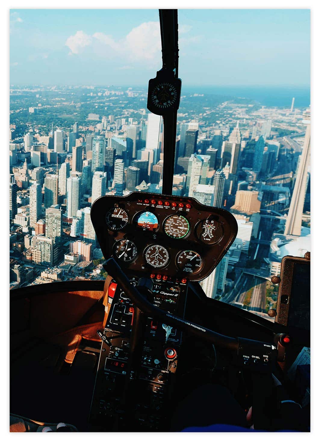 Helikopter mit Blick auf die Skyline Poster