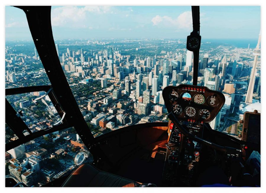 Helikopter mit Blick auf die Skyline Poster Querformat