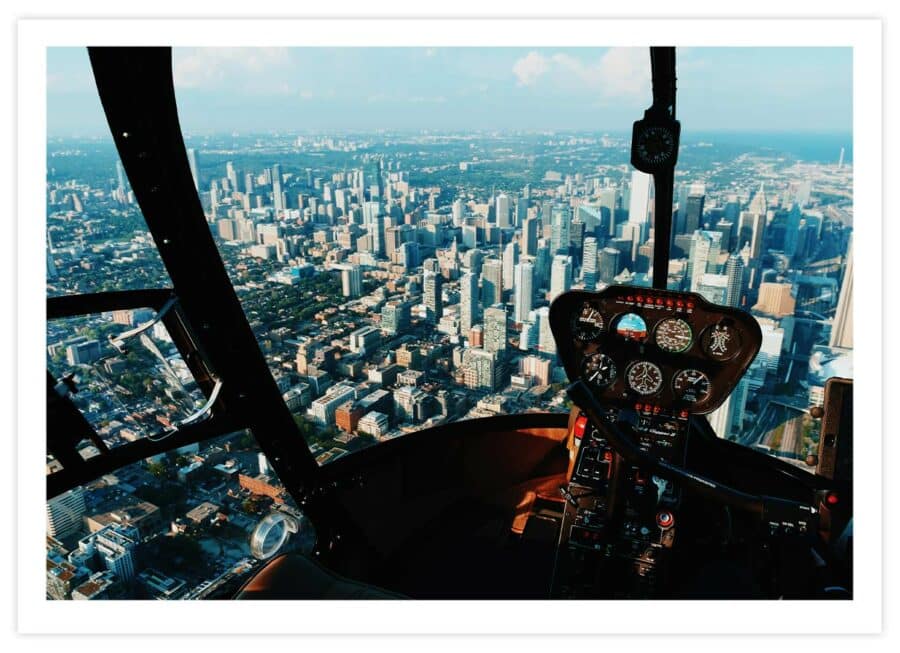 Helikopter mit Blick auf die Skyline Poster Querformat mit Passepartout