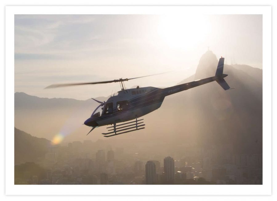 Helikopter im Sonnenuntergang Poster Querformat mit Passepartout