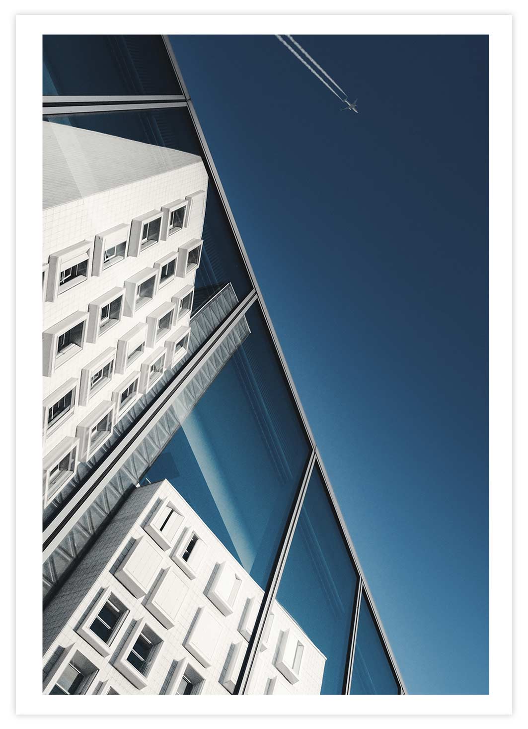 Hochhaus mit vorbeifliegendem Flugzeug Poster mit Passepartout