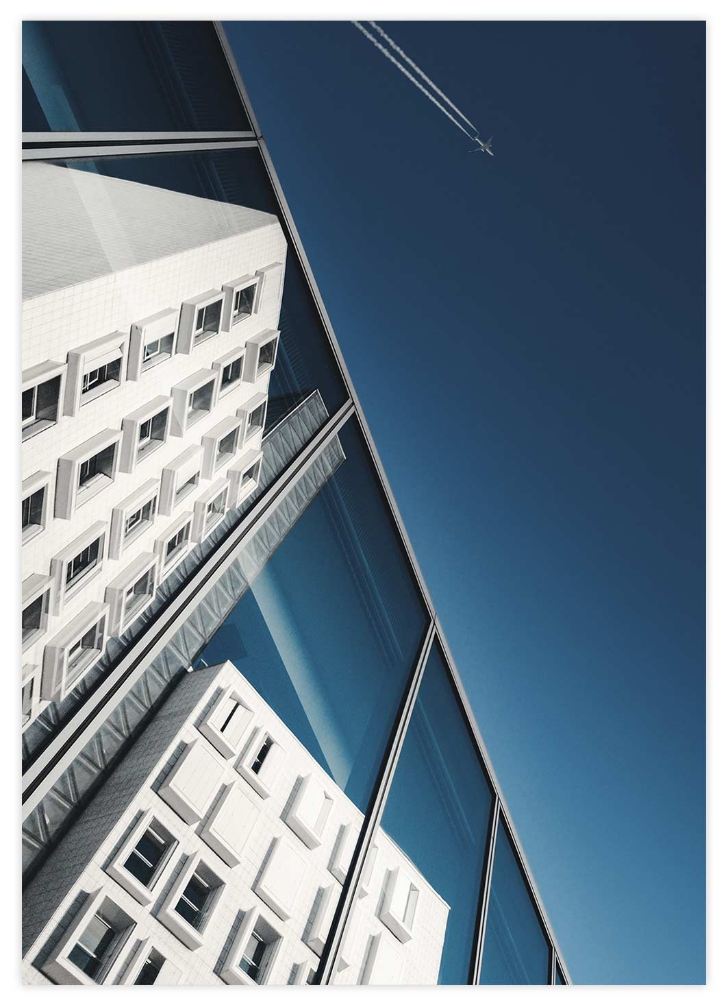 Hochhaus mit vorbeifliegendem Flugzeug Poster