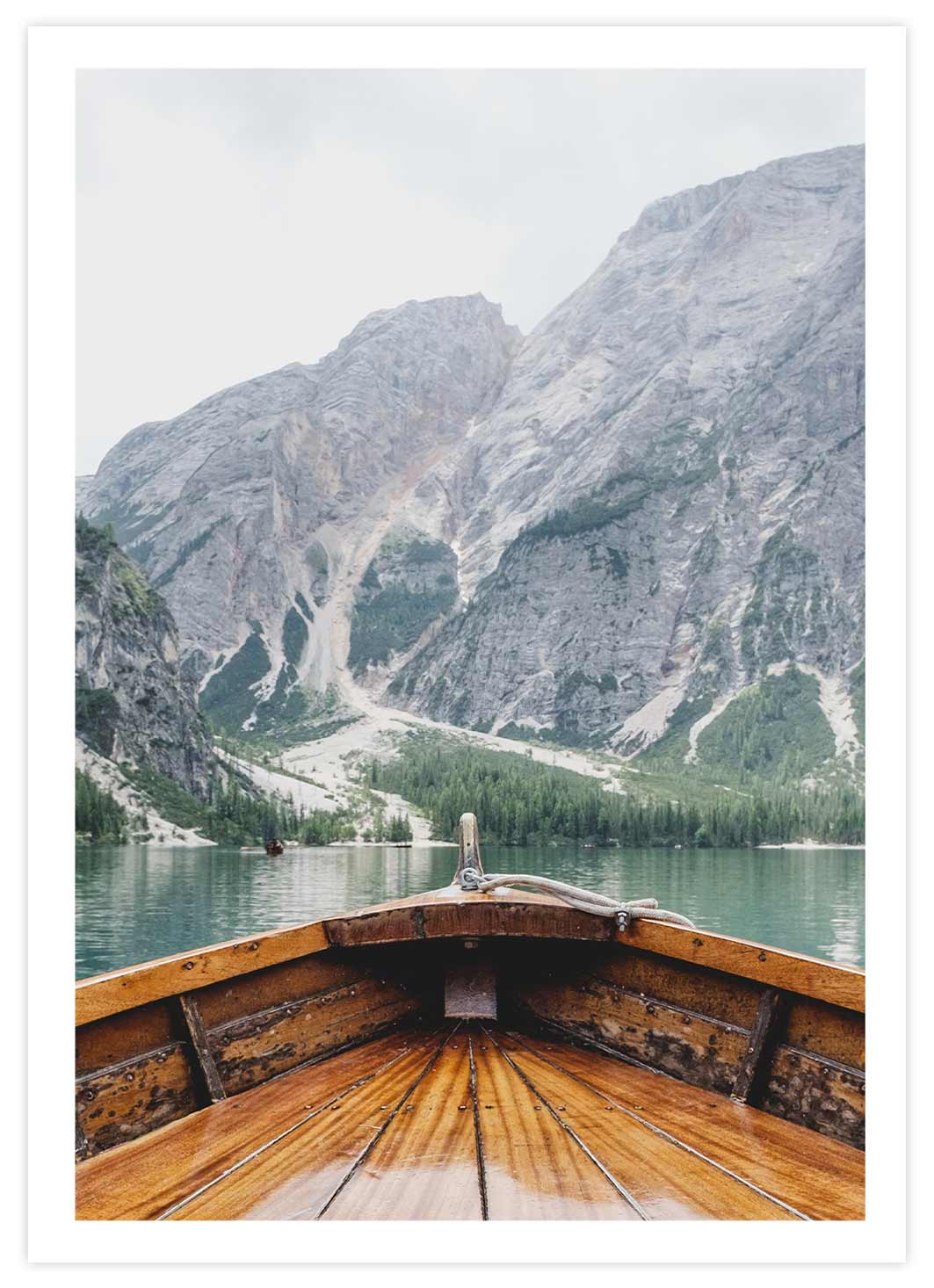 Holzboot vor Berglandschaft Poster mit Passepartout