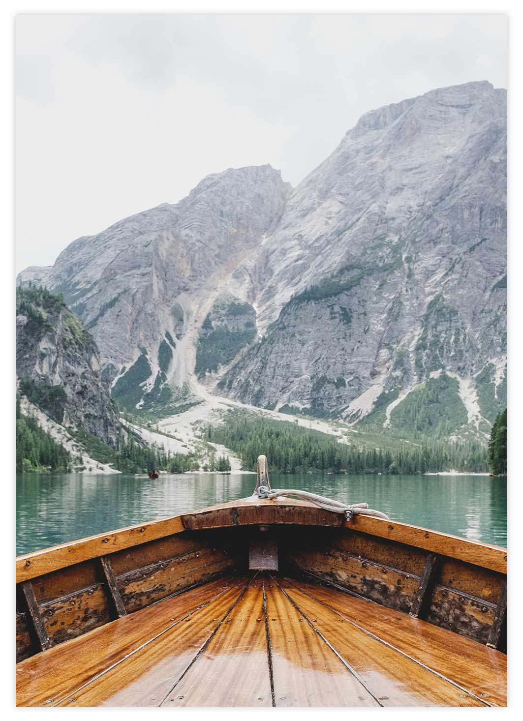 Holzboot vor Berglandschaft Poster