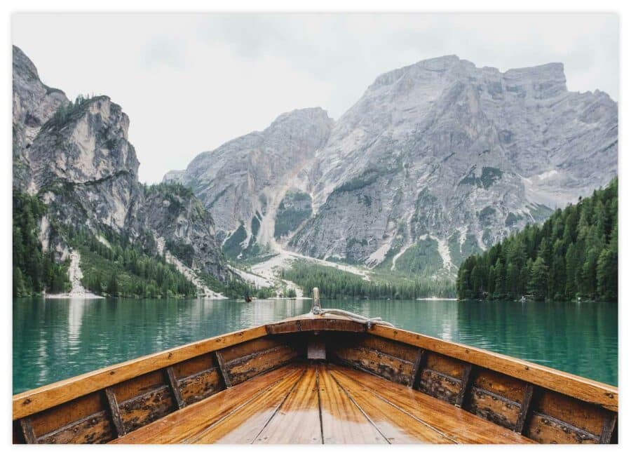 Holzboot vor Berglandschaft Poster Querformat