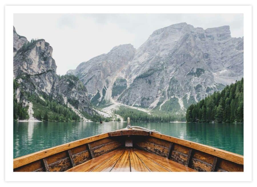 Holzboot vor Berglandschaft Poster Querformat mit Passepartout