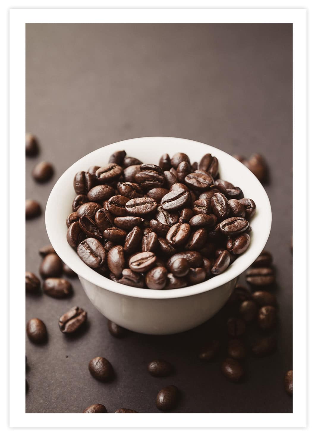 Kaffeebohnen in Tasse Poster mit Passepartout