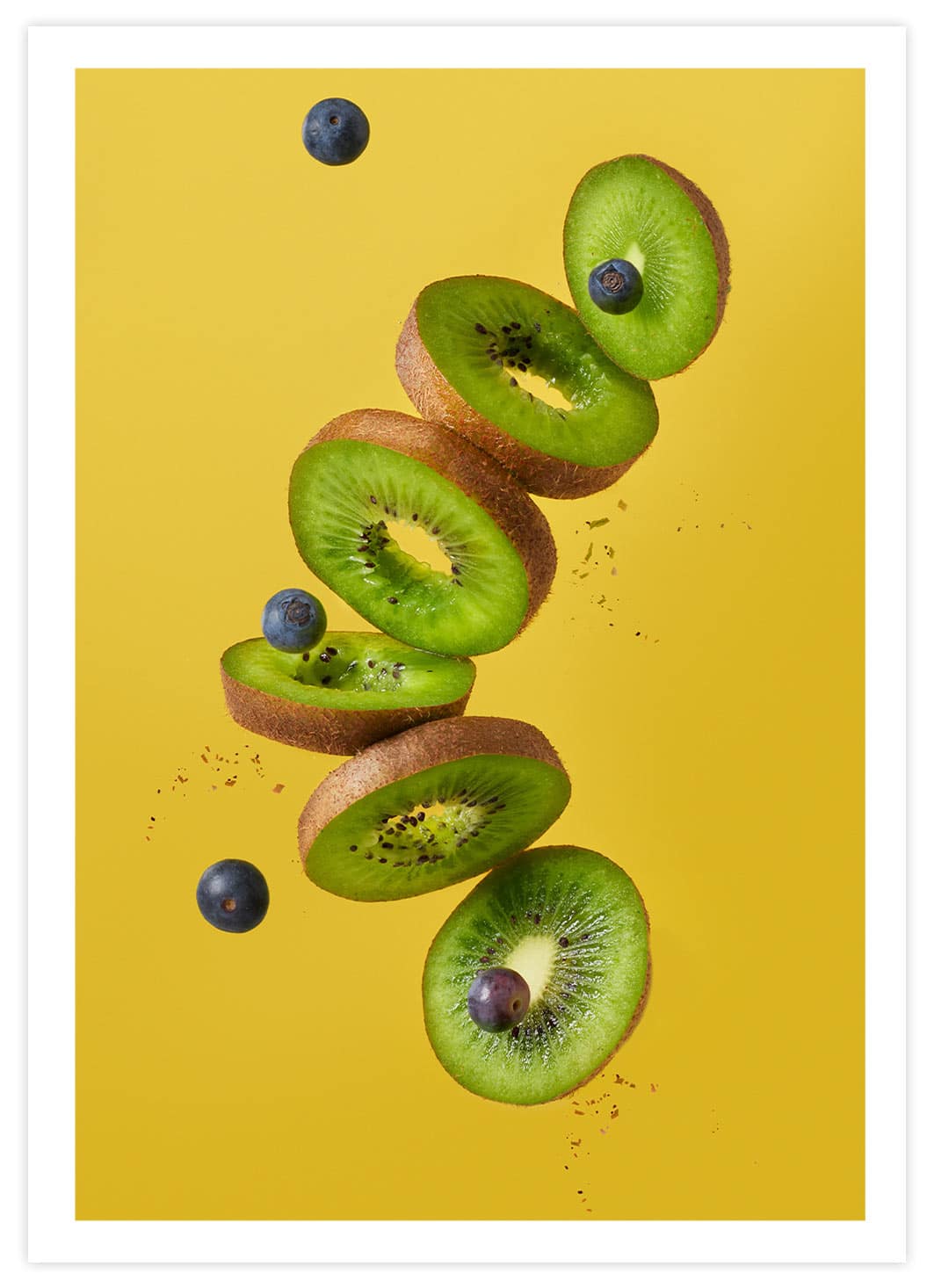 Kiwi mit gelbem Hintergrund Poster mit Passepartout