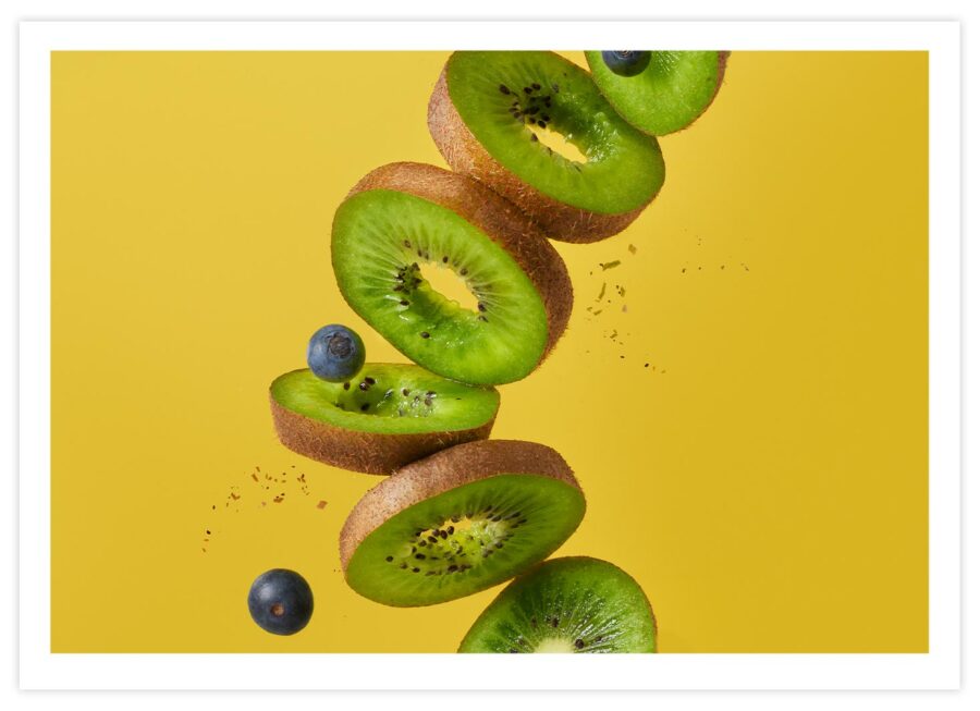 Kiwi mit gelbem Hintergrund Poster Querformat mit Passepartout