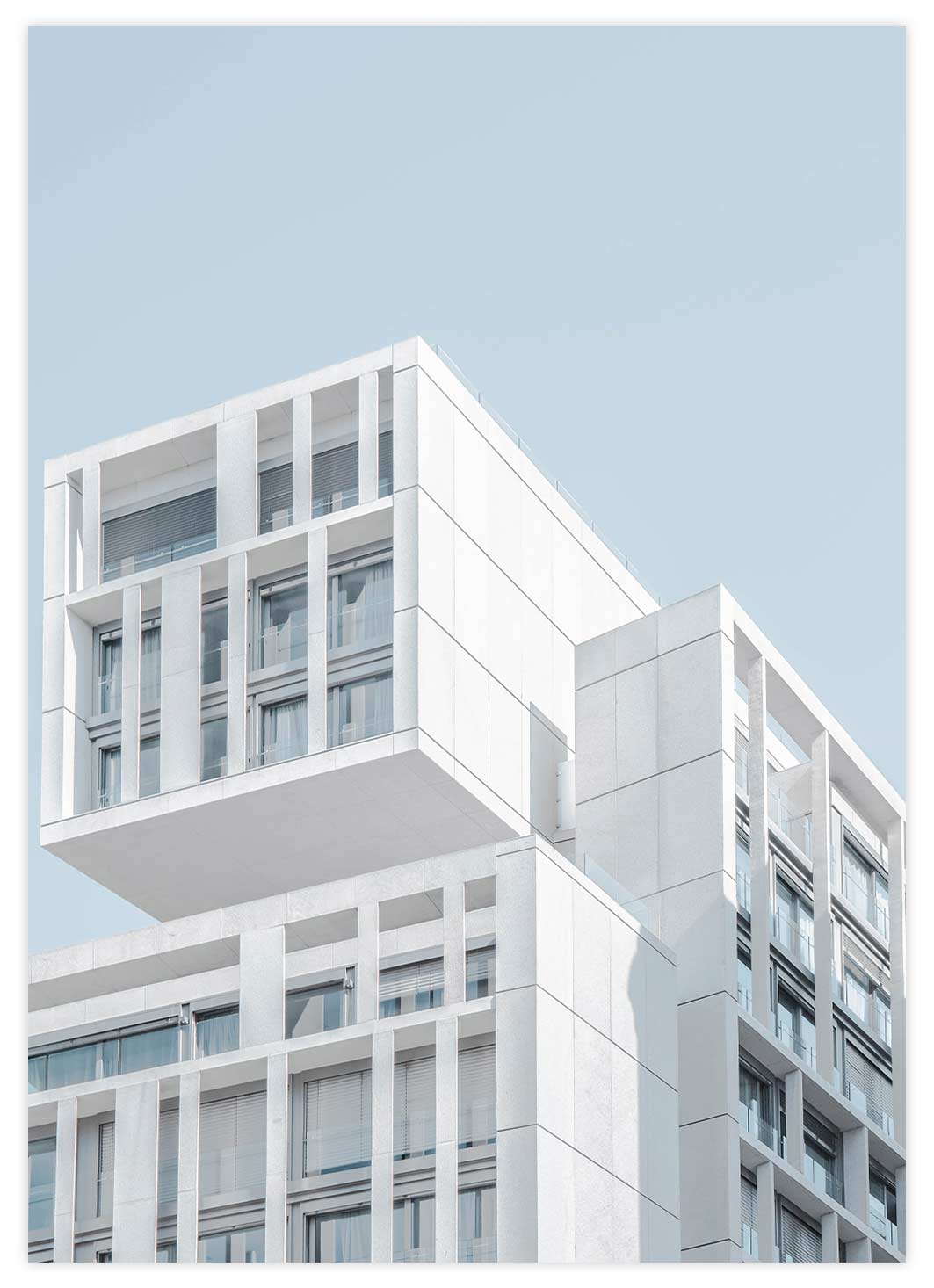 Moderne Gebäudearchitektur in Madrid Poster