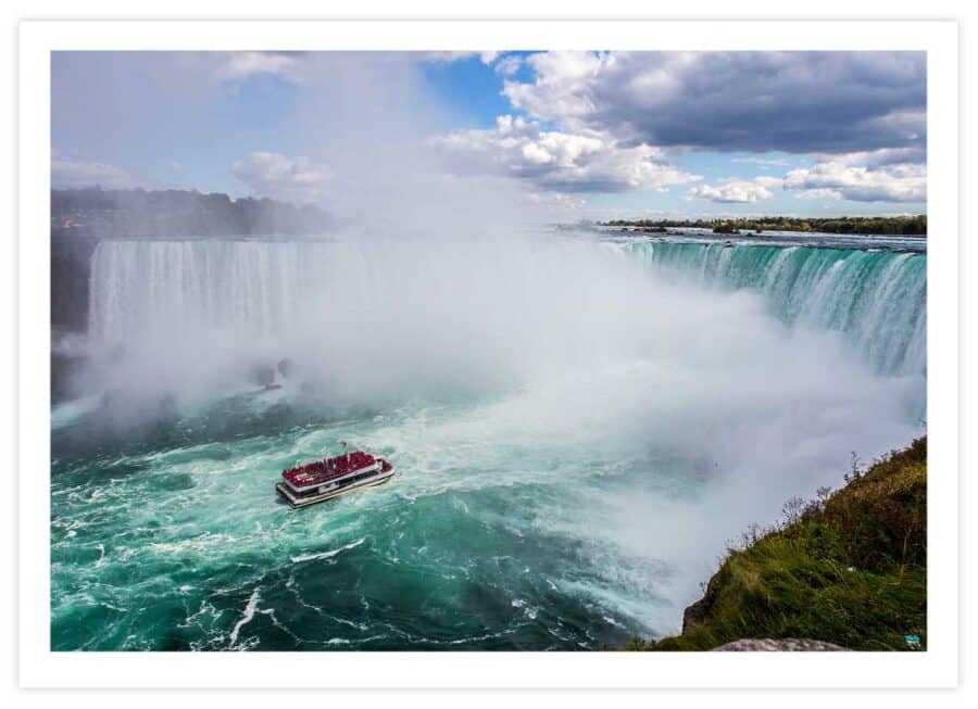 Schiff in den Niagara-Fällen Poster Querformat mit Passepartout
