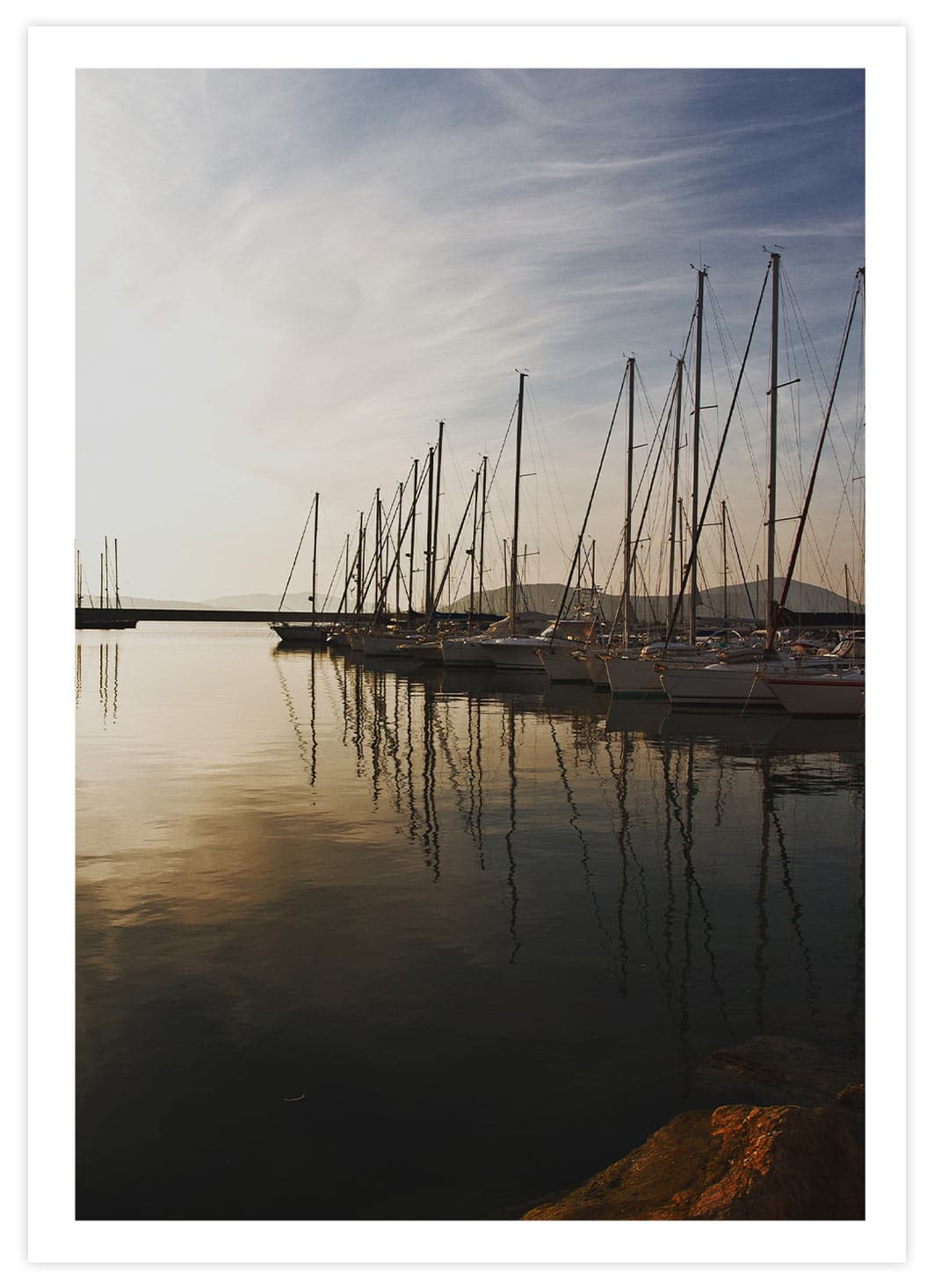 Segelboote bei Sonnenuntergang Poster mit Passepartout