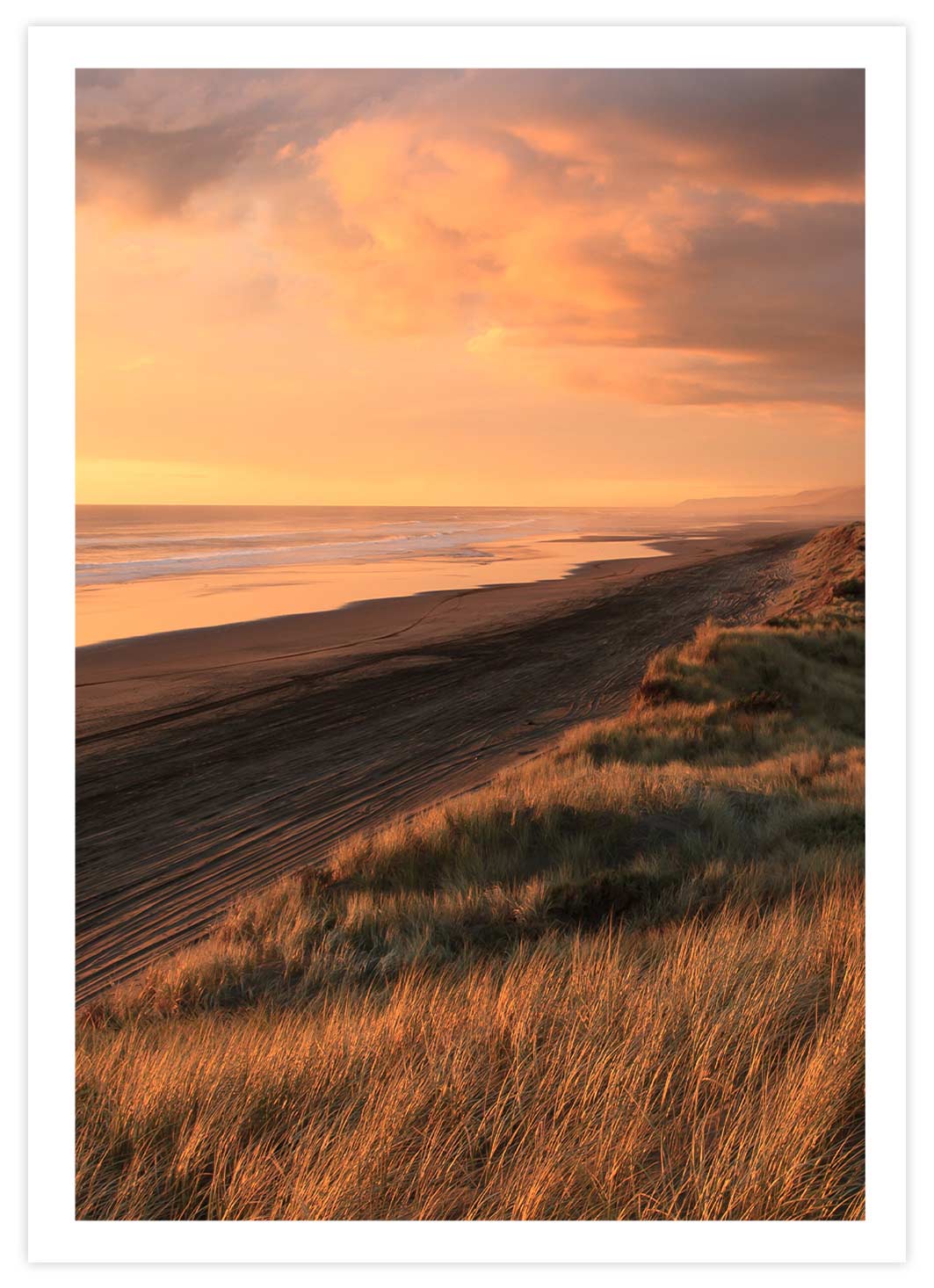 Sonnenuntergang am Strand in Neuseeland Poster mit Passepartout