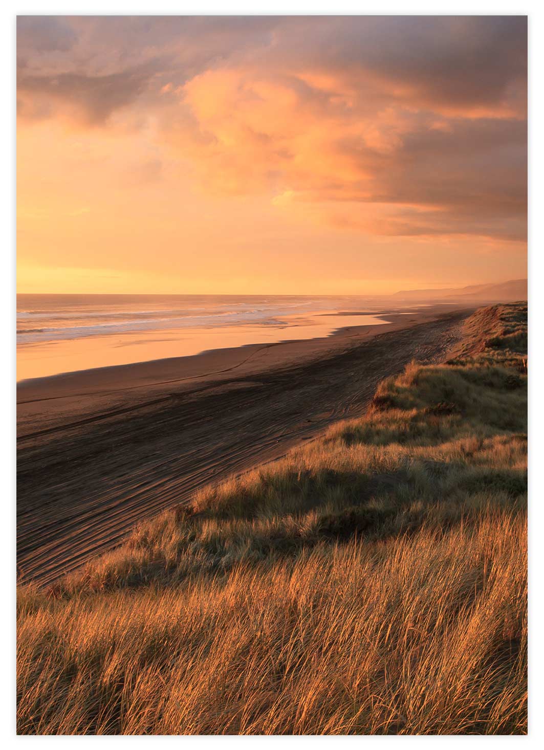 Sonnenuntergang am Strand in Neuseeland Poster