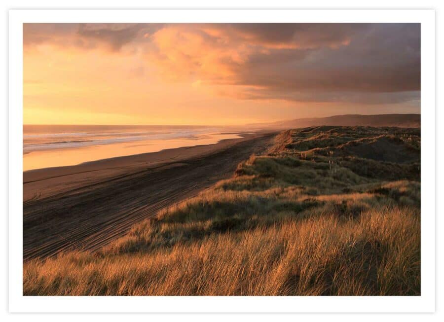 Sonnenuntergang am Strand in Neuseeland Poster Querformat mit Passepartout