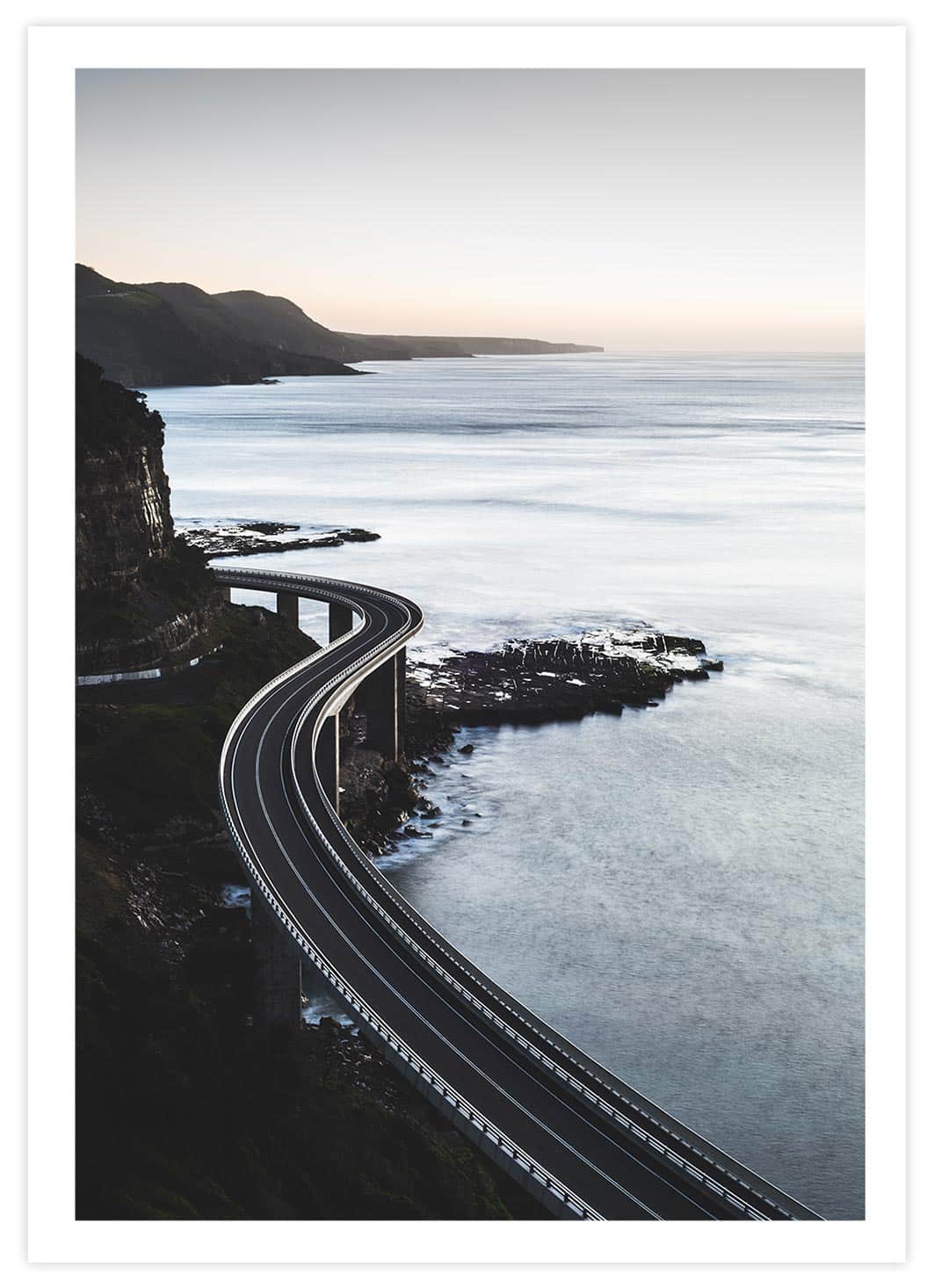 Brückenstraße am Meer Poster mit Passepartout