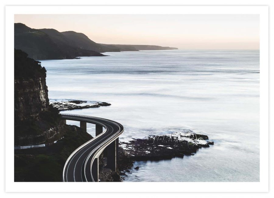 Brückenstraße am Meer Poster Querformat mit Passepartout