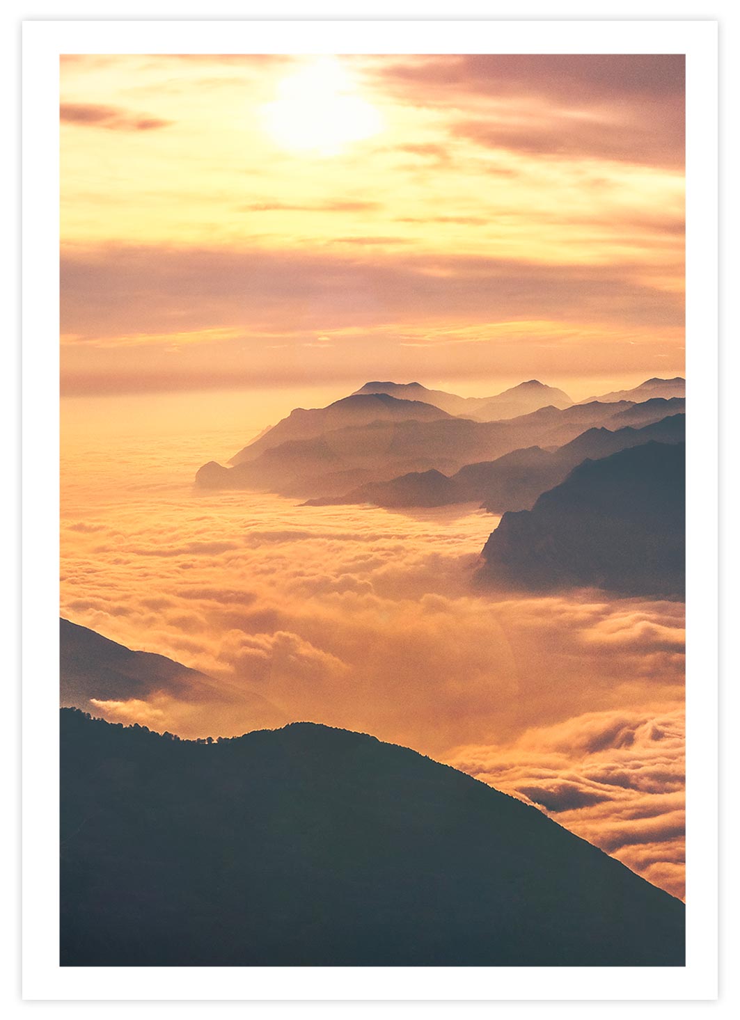 Blick auf die Berge über den Wolken Poster mit Passepartout