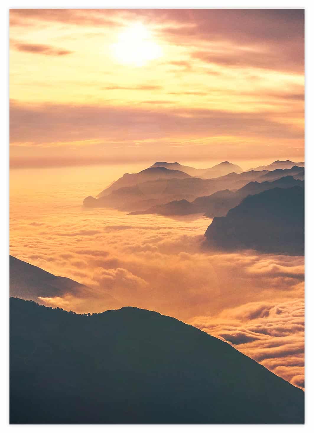 Blick auf die Berge über den Wolken Poster