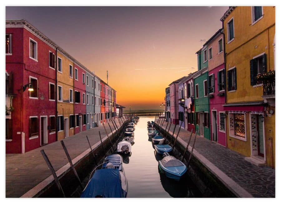 Gondeln im Sonnenuntergang in Venedig Poster