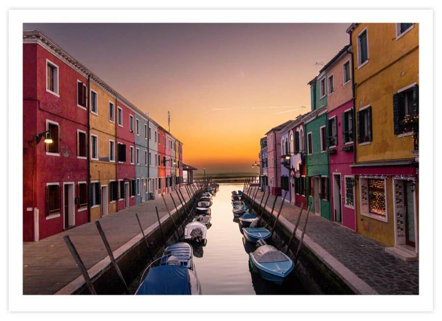 Gondeln im Sonnenuntergang in Venedig Poster