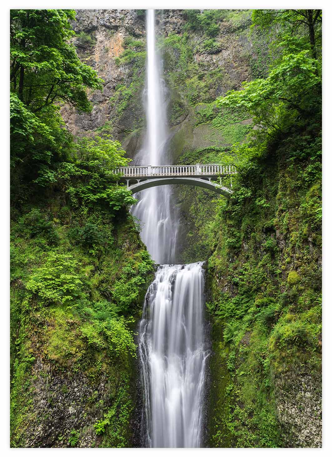 Bergbrücke mit Wasserfall Poster