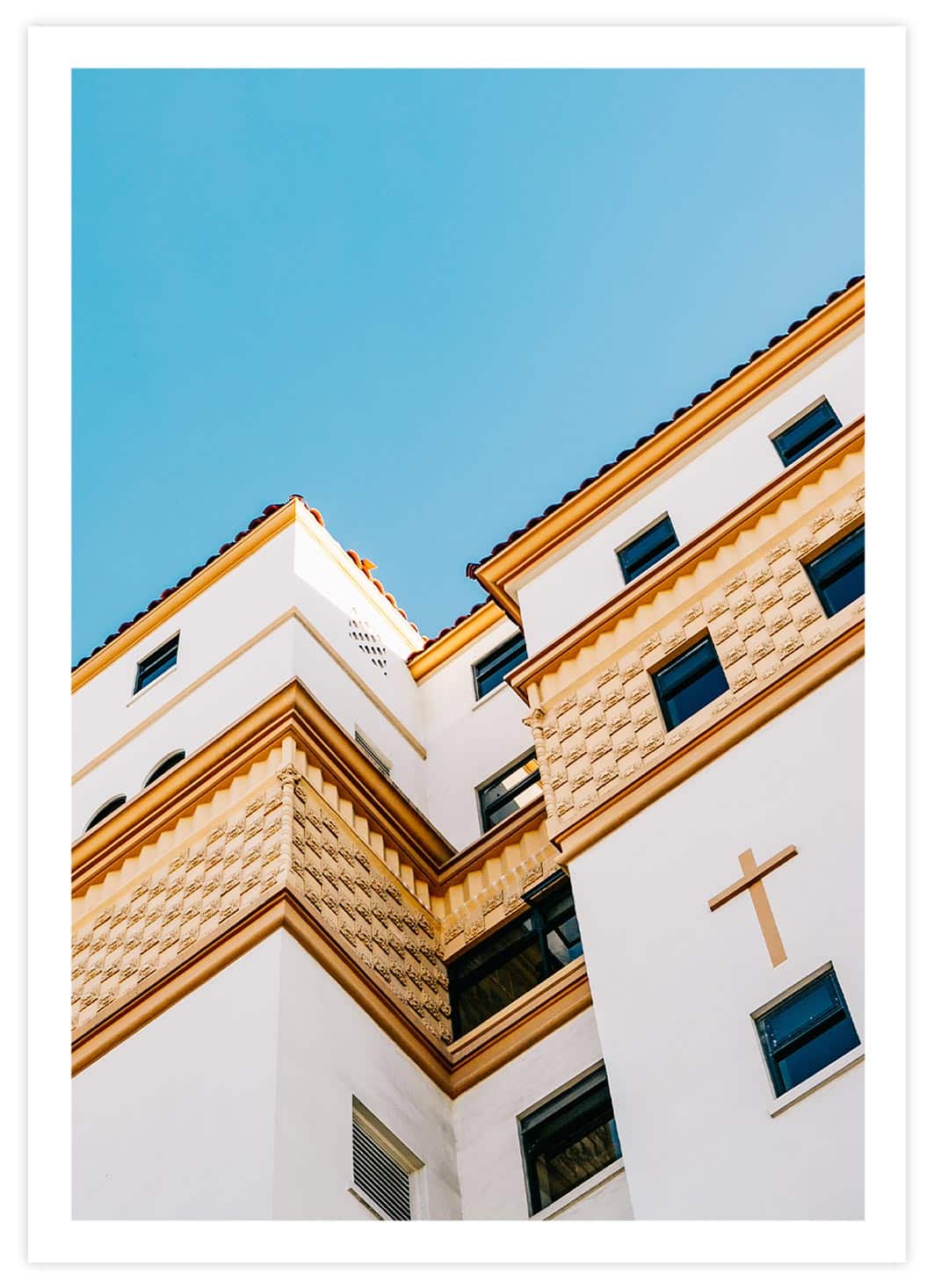 Gebäude in Weiß/Gold Poster
