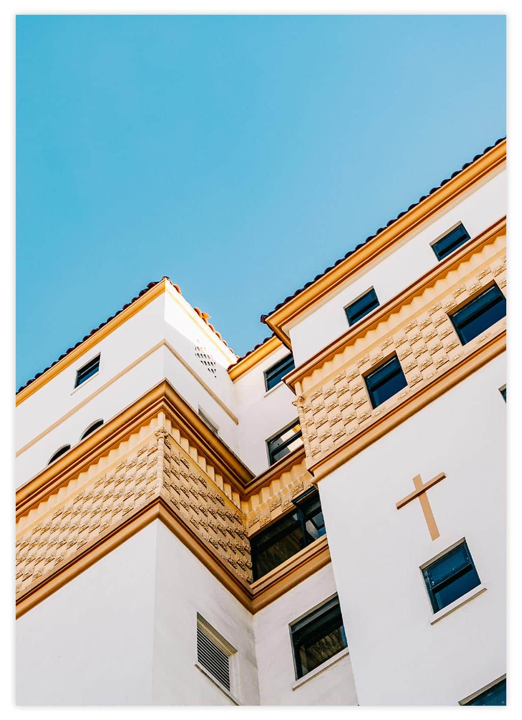 Gebäude in Weiß/Gold Poster